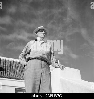 Voyage au Suriname et aux Antilles néerlandaises Description: L'agriculteur J.W.J. van de Linde à la maison de campagne Savonet sur Curaçao Date: 1947 lieu: Curaçao mots clés: Poulets, maisons de campagne Nom personnel: Linde Schotborgh, Jan Willem Jacob de Banque D'Images