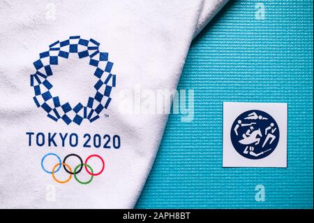 TOKYO, JAPON, JANVIER. 20. 2020: Pictogramme moderne de Pentathlon, icône de sport sur fond bleu pour le jeu olympique d'été Tokyo 2020 Banque D'Images