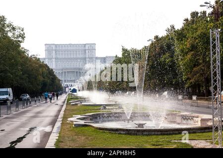 Fontaines à Bulevardul Unirii à Bucarest et le bâtiment du Parlement Du Palais Du Peuple Banque D'Images