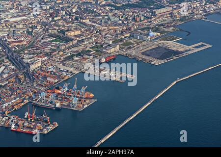 Vue aérienne du port de fret de Naples, Italie Banque D'Images