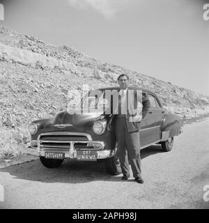 Moyen-Orient 1950-1955 : Jordanie Description: Le conducteur 'Rene' pour une voiture Chevrolet Annotation: Au moment de l'enregistrement Jérusalem était en Jordanie Date: 1950 lieu: Israël, Jérusalem, Jordanie mots clés: Voitures, conducteurs Banque D'Images