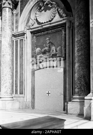 Rome: Visite de la Cité du Vatican Description: La porte Sainte en maçonnerie de la Basilique Saint-Pierre Date: Décembre 1937 lieu: Italie, Rome, Cité du Vatican mots clés: Architecture, baroque, portes, intérieur, bâtiments d'église Nom institutionnel: Sint Pieter Banque D'Images