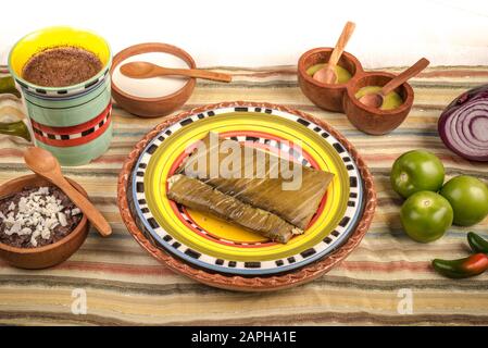 Tamales Oaxaqueños, plat mexicain fabriqué avec de la pâte de maïs, du poulet ou du porc et du piment, enveloppé dans des feuilles de banane. Banque D'Images