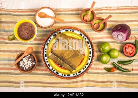 Tamales Oaxaqueños, plat mexicain fabriqué avec de la pâte de maïs, du poulet ou du porc et du piment, enveloppé dans des feuilles de banane. Banque D'Images