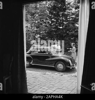 Eduard van Beinum à sa maison de campagne Description: Le chef Eduard van Beinum se tient avec sa femme Sepha van Beinum-Janssen à leur DKW ouvert à leur maison de campagne Bergsham à Garderen Date: 5 juin 1954 lieu: Garderen, Gelderland mots clés: Voiture, extérieur, hommes, maisons de campagne, femmes Nom personnel: Beinum, Eduard van, Beinum-Janssen, Sepha van Banque D'Images