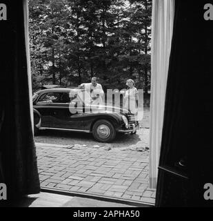 Eduard van Beinum à sa maison de campagne Description: Le chef Eduard van Beinum se tient avec sa femme Sepha van Beinum-Janssen à leur DKW ouvert à leur maison de campagne Bergsham à Garderen Date: 5 juin 1954 lieu: Garderen, Gelderland mots clés: Voitures, conducteurs, extérieur, maisons de campagne, femmes Nom personnel: Beinum, Eduard van, Beinum-Janssen, Sepha van Banque D'Images