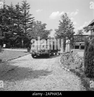 Eduard van Beinum à sa maison de campagne Description: Le chef Eduard van Beinum arrive avec son fils Bart dans un DKW ouvert à sa maison de campagne Bergsham à Garderen. Sa femme Sepha van Beinum-Janssen les attend Date: 5 juin 1954 lieu: Garderen, Gueldre mots clés: Voitures, chefs d'orchestre, extérieur, femmes Nom personnel: Beinum, Bart van, Beinum, Eduard van, Beinum-Janssen, Sepha of Banque D'Images