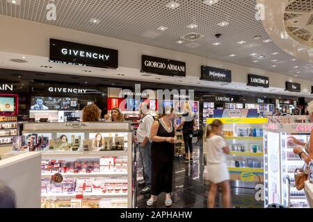 Les acheteurs de la section cosmétique hors taxes de l'aéroport de Malaga en Espagne Banque D'Images