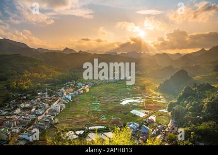 Coucher de soleil Dong Van, Ha Giang, Vietnam - UNESCO Geopark, ciel crépuscule Banque D'Images