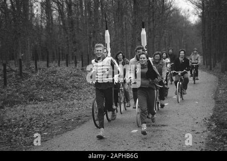 Relais de Wageningen à Amsterdam dans le cadre de la manifestation pour la paix à Amsterdam Description: La course de relais sur le chemin; coureur gauche dans le drapeau américain, à droite dans le drapeau russe et sur les missiles nucléaires cyclistes Date: 20 novembre 1981 lieu: Amsterdam, Gelderland, Noord-Holland, Wageningen mots clés: Participants, événements de relais Banque D'Images