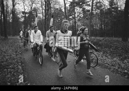 Relais de Wageningen à Amsterdam dans le cadre de la manifestation pour la paix à Amsterdam Description: La course de relais sur le chemin; coureur gauche dans le drapeau américain, à droite dans le drapeau russe et sur les missiles nucléaires cyclistes Date: 20 novembre 1981 lieu: Amsterdam, Gelderland, Noord-Holland, Wageningen mots clés: Participants, événements de relais Banque D'Images