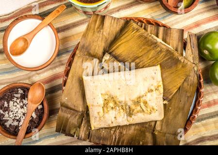 Tamales Oaxaqueños, plat mexicain fabriqué avec de la pâte de maïs, du poulet ou du porc et du piment, enveloppé dans des feuilles de banane. Banque D'Images