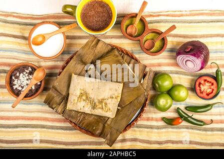 Tamales Oaxaqueños, plat mexicain fabriqué avec de la pâte de maïs, du poulet ou du porc et du piment, enveloppé dans des feuilles de banane. Banque D'Images