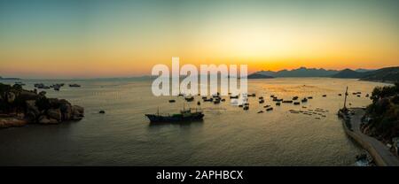 Coucher de soleil vue sur l'assaisonnement à Xiapu Chine, panorama Banque D'Images