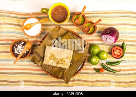 Tamales Oaxaqueños, plat mexicain fabriqué avec de la pâte de maïs, du poulet ou du porc et du piment, enveloppé dans des feuilles de banane. Banque D'Images