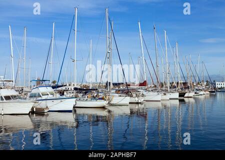 Voile, bateaux de pêche, yachts ancrés dans un petit port de mer, un jour d'été . Banque D'Images