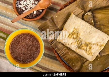 Tamales Oaxaqueños, plat mexicain fabriqué avec de la pâte de maïs, du poulet ou du porc et du piment, enveloppé dans des feuilles de banane. Banque D'Images
