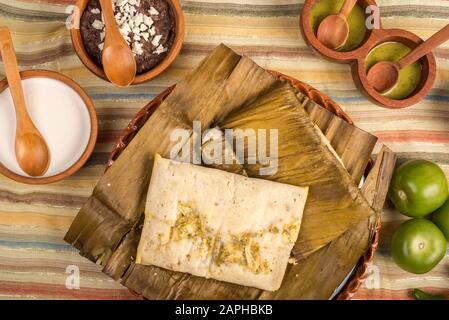Tamales Oaxaqueños, plat mexicain fabriqué avec de la pâte de maïs, du poulet ou du porc et du piment, enveloppé dans des feuilles de banane. Banque D'Images