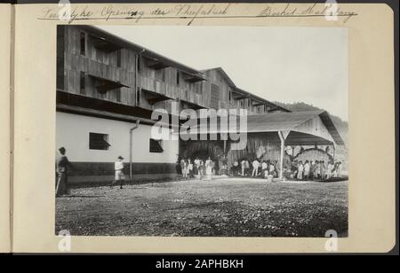 Album photo Deli Maatschappij: Entreprises Boekit Malintang/Aer Puetih Description: L'ouverture festive de l'usine de thé de la société Boekit Malintang Annotation: Inscription: Ouverture festive der Theefabriek Boekit Malintang Date: 1931 Banque D'Images