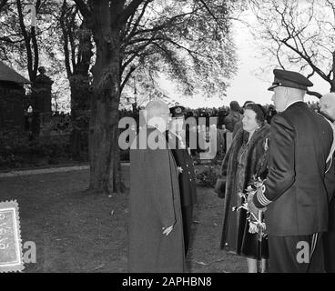 100 ans KIM Den Helder jour de visite Reine Juliana. La reine est présentée au vice-amiral b.d., âgé de 78 ans Le Dr J. C. Jager et le lieutenant-marin de 87 ans de première classe d. H. de Booy, ancien directeur du Royal North-South Holl. Rescue Company Date: 15 Octobre 1954 Lieu: Den Helder, Noord-Holland Mots Clés: Jubilea, Marine Nom De Personne: Juliana (Queen Netherlands) Banque D'Images