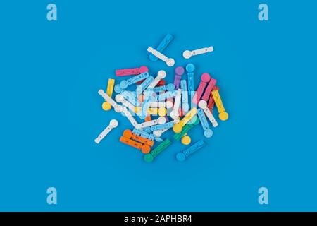 Aiguilles pour glucometer. Dispositif de mesure des taux de sucre dans le sang sur un fond bleu. Banque D'Images