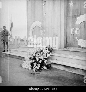 Couronne Legging Antjol Honoraire Par Mission Militaire Française Description: Le Consul Adjoint Français À Batavia, M. C. Alby Et Col. V. Morizon, lt. Col. P. Faure et CAP. La corvette C. Gerard de la mission militaire française a visité le domaine d'honneur Antjol, où col. Morizon a déposé une couronne au nom de la mission. La société française était accompagnée de l'adj. Maj-Gén P. Alons et Col. B. J. Buma, représentant le commandant de l'armée, le chef de la Direction De L'Extrême-Orient, M. T. Elink Schuurman, le sous-chef M. H. Eschauzier et certains officiers du Cabinet du commandant de l'armée et du TH Banque D'Images