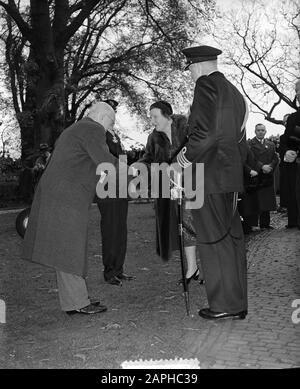 100 ans KIM Den Helder jour de visite Reine Juliana. La reine est présentée au vice-amiral b.d., âgé de 78 ans Le Dr J. C. Jager et le lieutenant-marin de 87 ans de première classe d. H. de Booy, ancien directeur du Royal North-South Holl. Rescue Company Date: 15 octobre 1954 lieu: Den Helder, Noord-Holland mots clés: Jubilees, Queen, marine Nom personnel: Juliana (Queen Netherlands) Banque D'Images