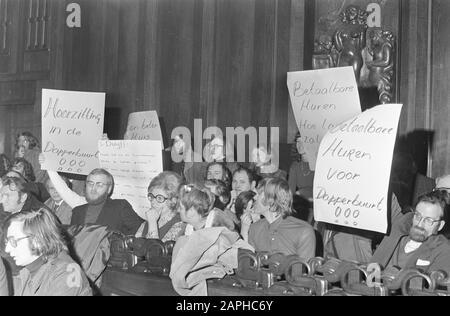 Le conseil municipal d'Amsterdam se réunit sur la Dapperbuurt; les résidents de Dapperbuurt avec des signes de protestation Date: 23 février 1972 lieu: Amsterdam, Noord-Holland mots clés: Manifestations, conseils municipaux Banque D'Images