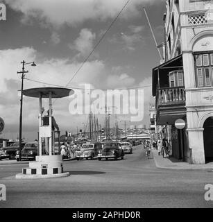 Voyage au Suriname et aux Antilles néerlandaises Description: De Handelskade in Willemstad on Curaçao Date: 1947 lieu: Curaçao, Willemstad mots clés: Voitures, policiers Nom de l'institution: Emmabalrug Banque D'Images