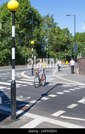 Cyclistes à Londres en utilisant un passage spécial de zébra pour les vélos, sur Scfroy Lane Banque D'Images