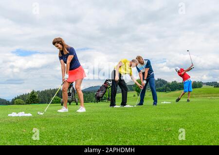 Trainerstunde mit einem Pro auf einer Golfanlage Banque D'Images