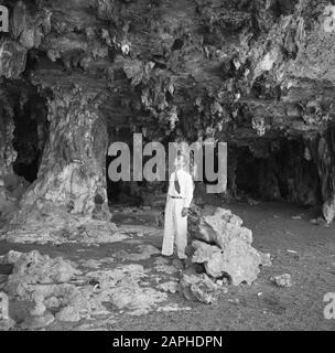 Voyage au Suriname et aux Antilles néerlandaises Description: M. de Bondt dans la grotte de pierre sèche Boca Spelonk sur Bonaire Date: 1947 lieu: Bonaire, Antilles néerlandaises mots clés: Grottes Nom personnel: Bondt, J.J. de Banque D'Images