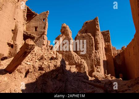 Ruines de la maison en briques de boue dans le désert, Tinghir, Maroc Banque D'Images