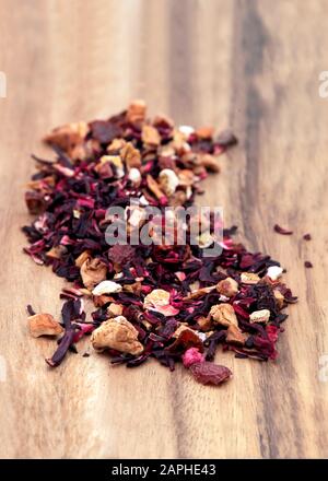thé vertical aux fruits perfusé aux baies rouges avec zeste d'orange et de pomme , mise au point sélective sur fond de bois pour l'espace de copie Banque D'Images