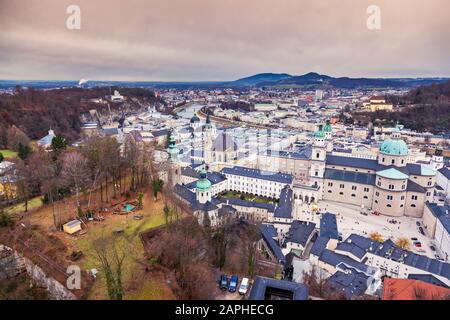 Vue fantastique sur la ville historique de Salzbourg. Autriche, Europe. Le monde de la beauté. Banque D'Images