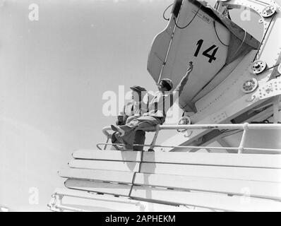 Voyage en mer avec Mme Johan van Oldenbarnevelt en Norvège Description: M. Ten Cate et Mme Lee sur la rampe à la boucle 14 Date: 1933 lieu: Norvège mots clés: Croisières, bateaux de croisière, bateaux de sauvetage, équipement de sauvetage, voyageurs, navires, tourisme Nom personnel: Cate, Ten, Lee Banque D'Images