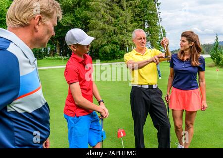 Trainerstunde mit einem Pro auf einer Golfanlage Banque D'Images