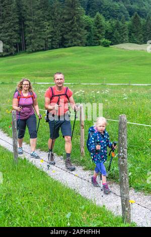 Junge Familie mit kleinen Kindern beim Wandern in den Bergen Banque D'Images