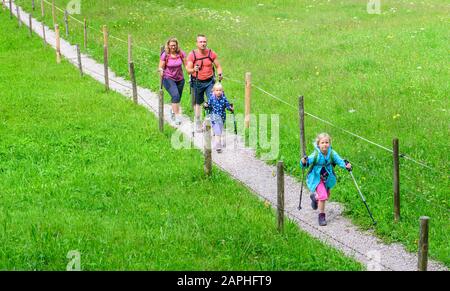 Junge Familie mit kleinen Kindern beim Wandern in den Bergen Banque D'Images