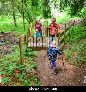 Junge Familie mit kleinen Kindern beim Wandern in den Bergen Banque D'Images