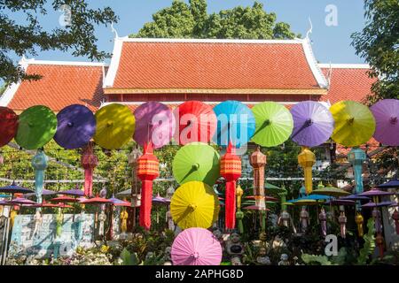 Le Wat Pha Khao avec des parasols thaïlandais dans la ville de Chiang Mai au nord de la Thaïlande. Thaïlande, Chiang Mai, Novembre 2019 Banque D'Images