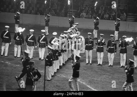 Chapelle marine au tournoi Royal au Earls court Exhibition Building à Londres Description: Chapelle dans une formation croisée Date: 17 juillet 1975 lieu: Grande-Bretagne, Londres mots clés: Marines, marines militaires, musique, concours de musique, corps de musique Nom de l'institution: Chapelle marine de la Marine royale Banque D'Images