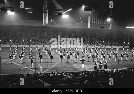 Chapelle marine au tournoi Royal au Earls court Exhibition Building à Londres Description: La chapelle est bordée de rangées avec la présence de trois filles de fromage Date: 17 juillet 1975 lieu: Grande-Bretagne , Londres mots clés: Marines, militaires, musique, concours de musique, corps de musique Nom de l'institution: Chapelle marine de la Marine royale Banque D'Images