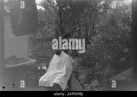 2ème Field Company Army Genie Gekbrung Soekaboemi Description: Le coiffeur sur le terrain peut offrir à sa clientèle pas de confort excessif. Sergent Vaille de Zutphen obtient une coupe de cheveux Date : septembre 1947 lieu: Indonésie, Pays-Bas East Indies Banque D'Images