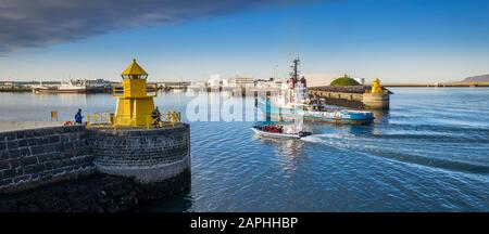 Phare, observation des baleines et bateau de pêche, Reykjavik, Islande Banque D'Images