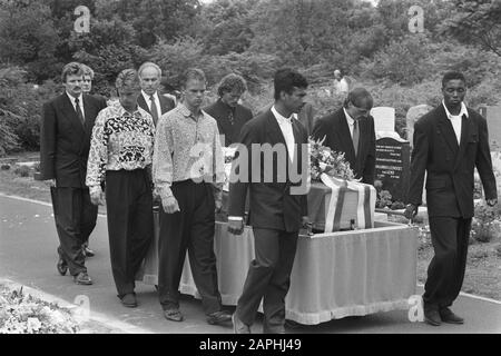 Funérailles à Utrecht du gardien Ajax Lloyd Doesburg (tué dans l'accident d'avion avec l'avion SLM au Suriname) Description: Le cercueil est porté à la tombe. Entre autres: Aron Winter, Arie van Eijden, Frank et Ronald de Boer, Michael van Prague et Danny Blind. Droite, Bryan Roy. Date: 22 juin 1989 lieu: Utrecht (Prov), Utrecht (ville) mots clés: Gardiens de but, compagnies aériennes, vols d'adieu, clubs de football Nom personnel: Doesburg, Lloyd Banque D'Images