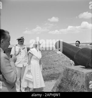 Antilles néerlandaises et Suriname au moment de la visite royale de la Reine Juliana et du Prince Bernhard en 1955 Description: La Reine à l'un des canons de fort Nieuw Amsterdam Date: 1 novembre 1955 lieu: New Amsterdam, Suriname mots clés: Visites, artillerie, reines Nom personnel: Juliana, Reine Banque D'Images