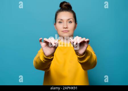 Jeune femme tenant une cigarette déchirée dans ses mains, foyer sélectif Banque D'Images