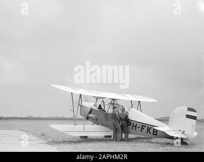 National Aviation School Holland Description: De Koolhoven FK-46 pH-FKB de la National Aviation School prêt à partir de l'aéroport de Rotterdam Waalhaven. Deux mécaniciens se tiennent à part l'adspirant-pilote Date: 1935 lieu: Rotterdam, Waalhaven mots clés: Pilotes, formation en vol, avion Nom personnel: Koolhoven Frits Banque D'Images