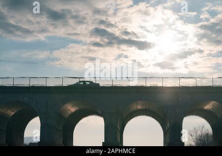 réflexion du pont sur la surface de l'eau de la rivière Banque D'Images